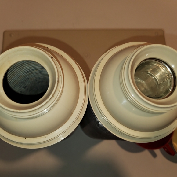 Vintage Thermos Lot W 2 Qt Sz Bottles Slide Lid Container & Drinking Cups - Picture 8 of 16